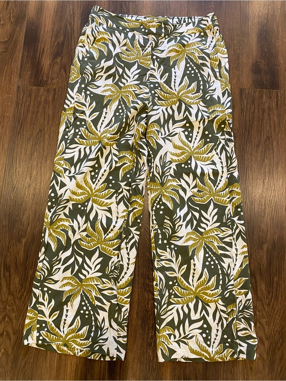 Wide leg palm tree printed pants size large Old Navy Playa high rise
